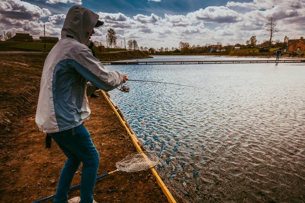 Jeune Homme Pêche Par Lac — Photo