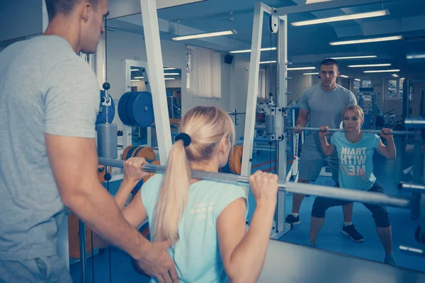 Persoonlijke training in de sportschool — Stockfoto