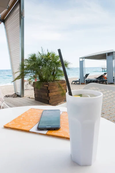Mojito en un vaso blanco en la playa — Foto de Stock