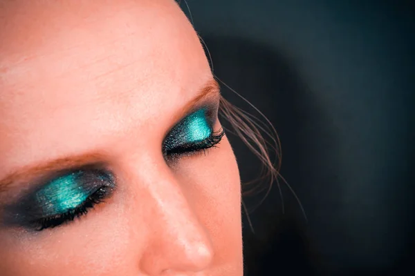 Maquillaje de ojos con sombras verdes —  Fotos de Stock