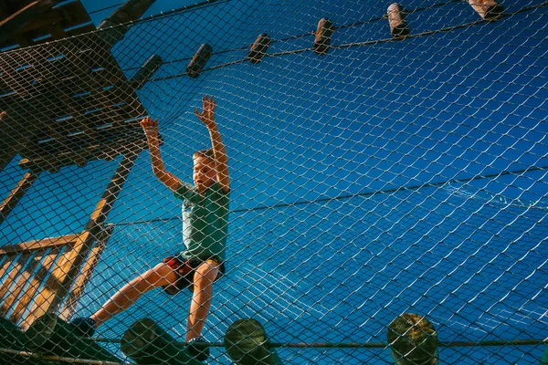 Le garçon grimpe dans le parc à cordes — Photo