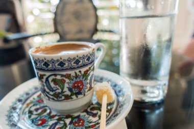 Masanın üzerinde Türk kahvesi