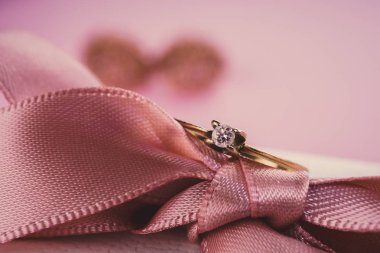 Nişan yüzüğü yakın çekim