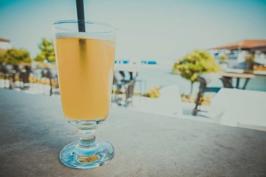 Deniz kenarındaki barda kokteyller.