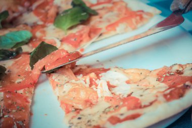 Bir tabakta Pizza margarita