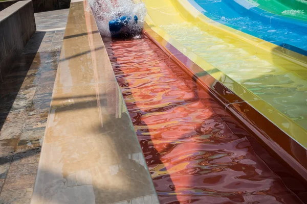 De jongen rijdt een dia in het waterpark — Stockfoto