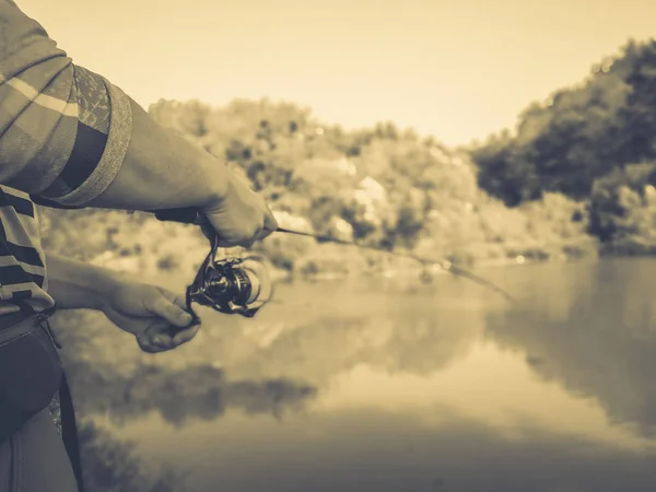 Giovanotto che pesca. bokeh, sfondo sfocato — Foto Stock