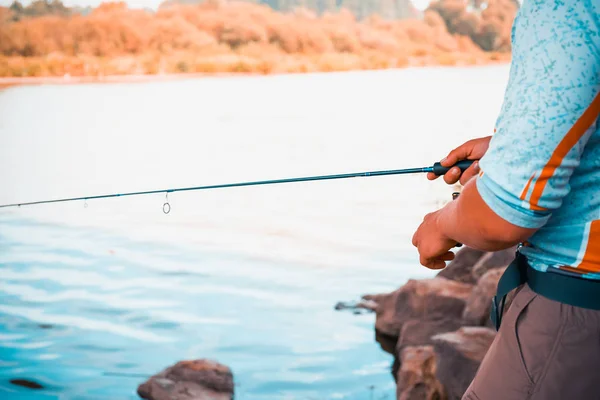 Pescador Está Pescando Lago — Foto de Stock