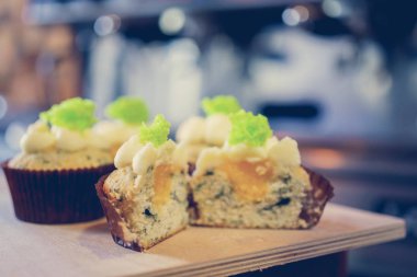 Kahve makinesi ve kafede capkake