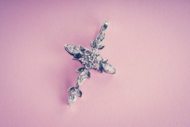 Güzel gümüş kolye yakın çekim