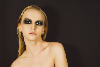 Yeşil gölgeli göz makyajı