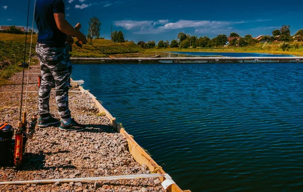 Pescador captura trucha arco iris del lago —  Fotos de Stock