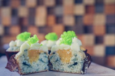 bir tepsi üzerinde pek çok güzel pastalar