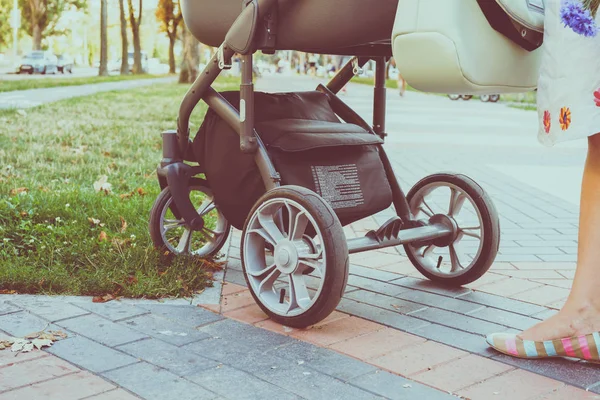 Moeder over een wandelwagen — Stockfoto