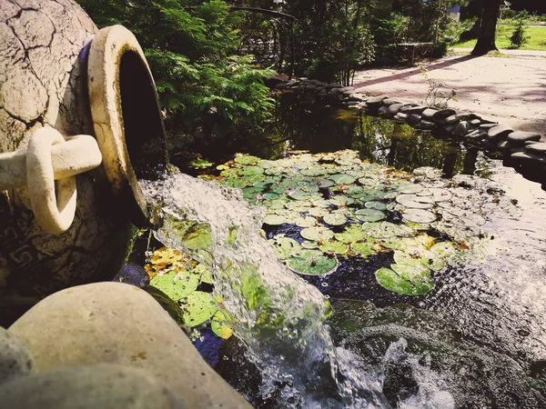 Cascade d'un vieux vase — Photo