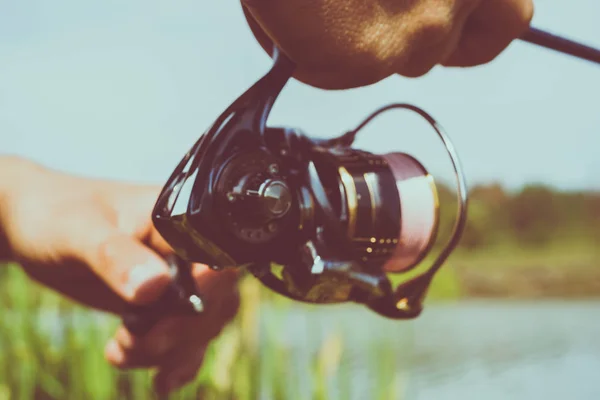 El pescador está pescando en el lago — Foto de Stock