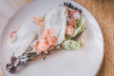 Ekmek te somon ile haşlanmış yumurta