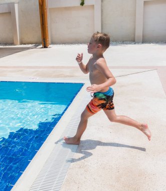 Çocuk havuza atladı.