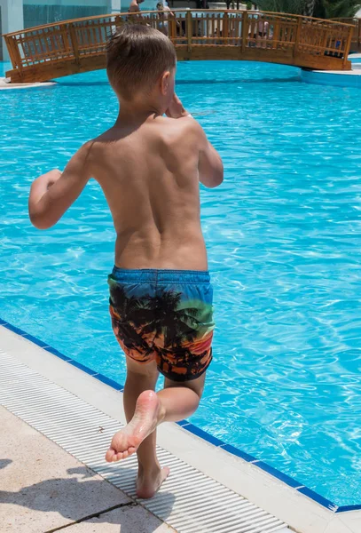 Ein Junge springt in den Pool — Stockfoto