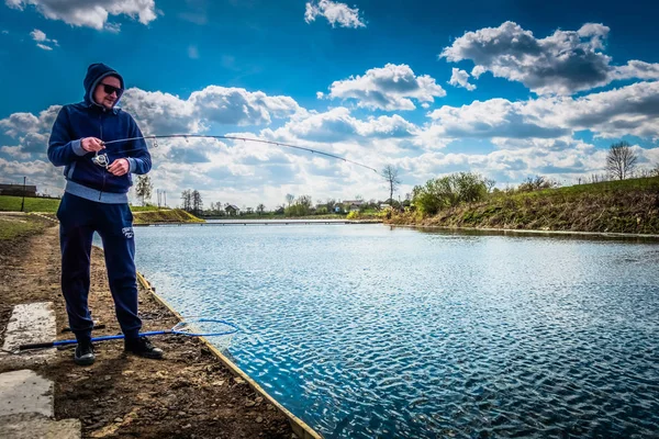 Молодой Человек Рыбачит Озера — стоковое фото