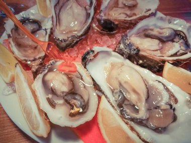 İstiridye masada şarap ile