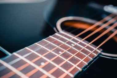 Akustik gitar yakın görünüm