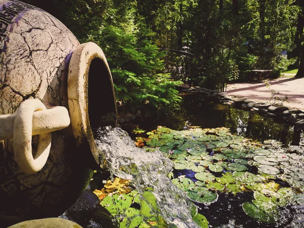 Wasserfall aus einer alten Vase — Stockfoto