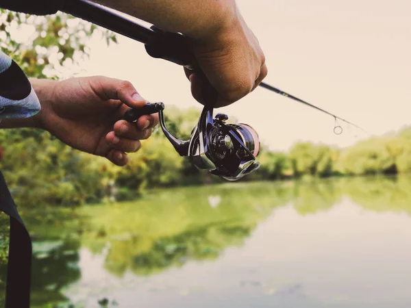 Joven pescando. bokeh, fondo borroso — Foto de Stock