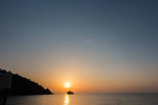 Herrlicher Sonnenaufgang über dem Meer — Stockfoto