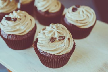 bir tepsi üzerinde pek çok güzel pastalar