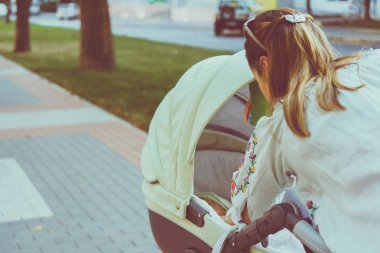 Anne üzerinde bir bebek arabası