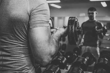 Spor salonunda vücut geliştirmeci