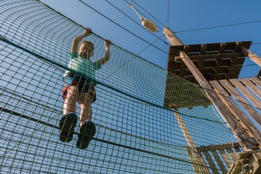 Halat Parkı çocuk tırmanıyor