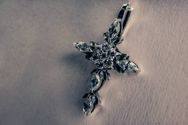 Güzel gümüş kolye yakın çekim