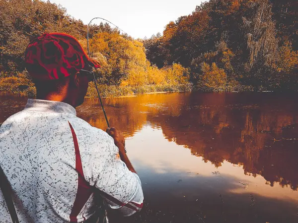 El pescador está pescando en el lago en verano —  Fotos de Stock