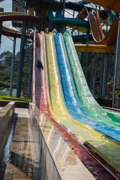 De jongen rijdt een dia in het waterpark — Stockfoto