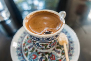 Masanın üzerinde Türk kahvesi