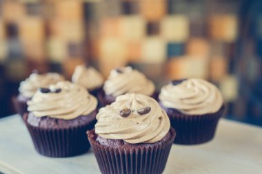 bir tepsi üzerinde pek çok güzel pastalar