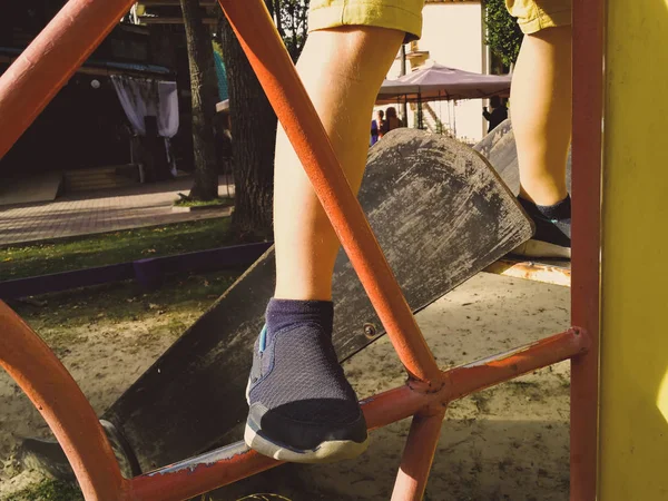 Çocuğun bacakları salıncakta tırmanmak — Stok fotoğraf