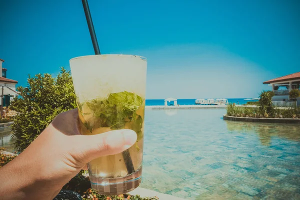 Mojito deniz arka plan üzerinde bir masada kokteyl — Stok fotoğraf