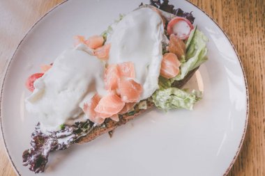 Ekmek te somon ile haşlanmış yumurta