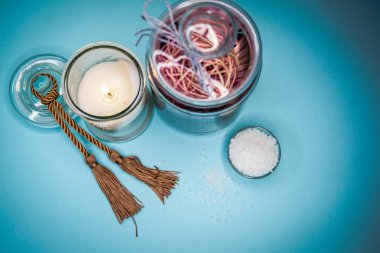 Arka plan spa kabukları mum ve tuz konu üzerinde