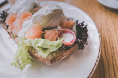 Ekmek te somon ile haşlanmış yumurta