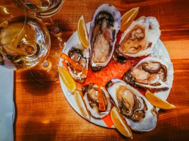 İstiridye masada şarap ile