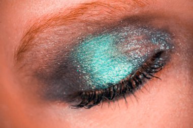 Yeşil gölgeli göz makyajı