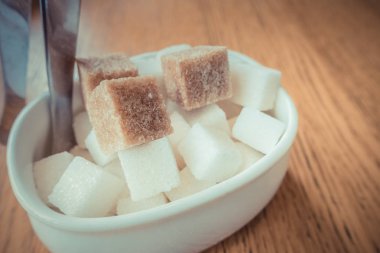 Masada beyaz ve esmer şeker