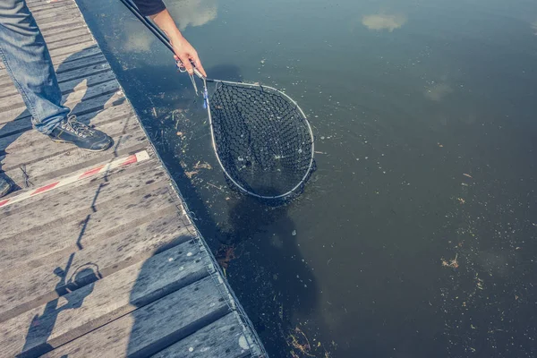 Щука рибалка на озері — стокове фото