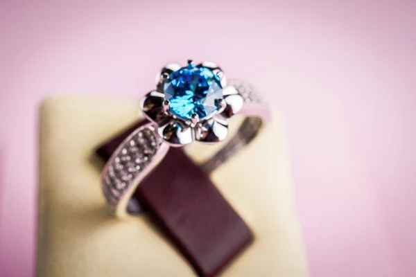 Bellissimo anello con pietre — Foto Stock