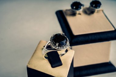 Güzel gümüş yüzük yakın