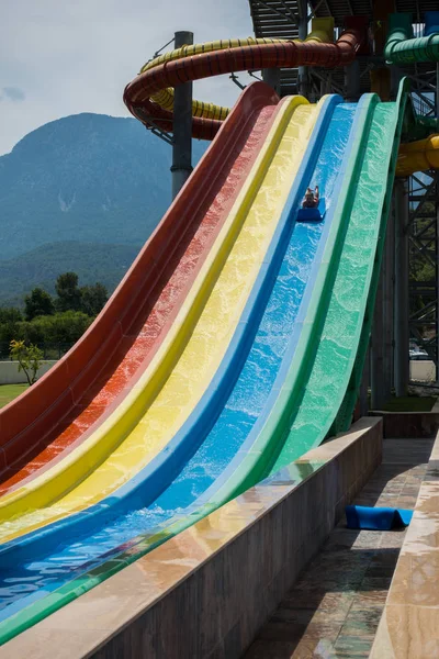 El chico monta un tobogán en el parque acuático — Foto de Stock